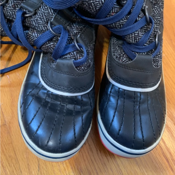 Sorel grey/black boots with red soles and blue laces size 6 - Picture 10 of 10